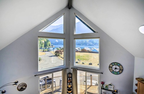 Maple Grove House | Inviting Lake Sutherland Home: Kayaks + View!