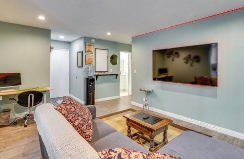 Wilshire Apartment | Inviting Los Angeles Apartment ~ 4 Mi to Downtown!