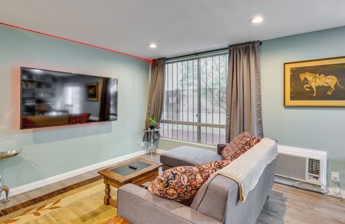 Wilshire Apartment | Inviting Los Angeles Apartment ~ 4 Mi to Downtown!