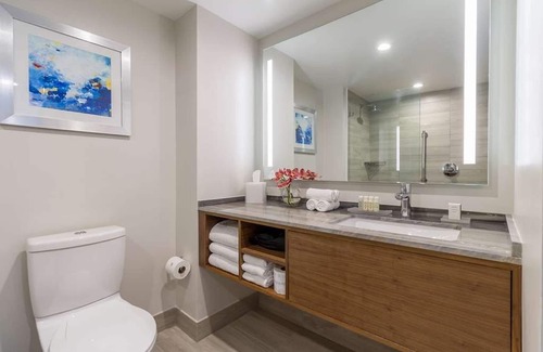 Central Beach Hotel | Inviting Ocean Stay with Pool Access Near Las Olas Blvd - 4 Relaxing Rooms