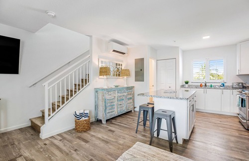 Marathon Condo | Inviting oceanfront condo with pool, dock, balcony, & W/D