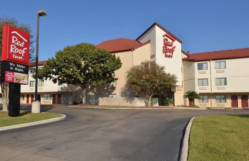 Crownhill Park Hotel | Inviting San Antonio Spot, Ideal for Travelers with Pets | Near SA Airport