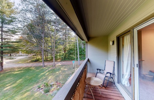 Warren Condo | Inviting & secluded condo with a balcony - short hike to Mad River, near skiing
