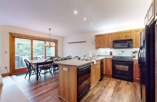 North Troy Condo | Inviting ski-in/ski-out condo - free WiFi, gas fireplace & free ski shuttle