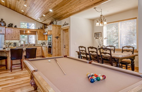 Tahoe Paradise House | Inviting spacious home with fireplace, deck, hot tub, full kitchen, & W/D