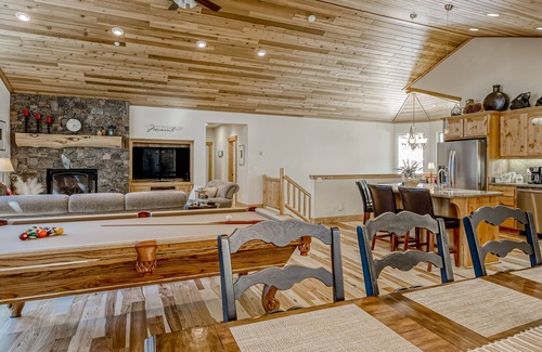 Tahoe Paradise House | Inviting spacious home with fireplace, deck, hot tub, full kitchen, & W/D