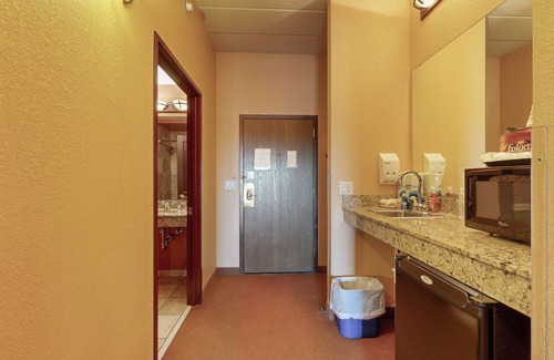 Wisconsin Dells Apartment | Inviting studio near skiing with on-site golf, central AC, balcony, & free WiFi