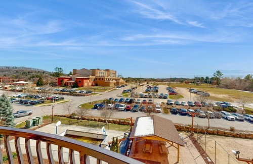 Wisconsin Dells Apartment | Inviting studio near skiing with on-site golf, central AC, balcony, & free WiFi