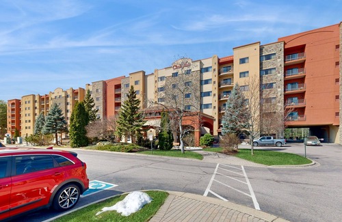 Wisconsin Dells Apartment | Inviting studio near skiing with on-site golf, central AC, balcony, & free WiFi