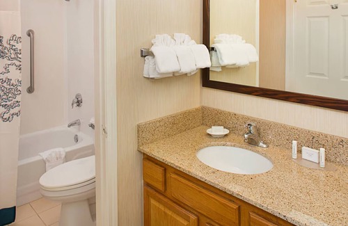 Ontario Hotel | Inviting Studio with Full Kitchen | Outdoor Pool Access