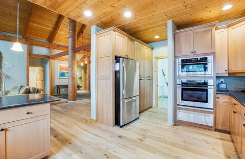 Hoodsport House | Inviting waterfront home with game room, mountain view & kayaks