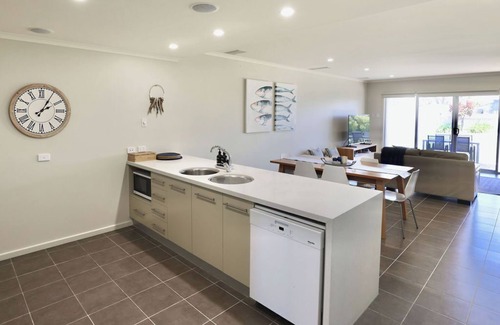 Waterhouse House | Iona Blue 3 bedroom Townhousen200m to restaurants & shops