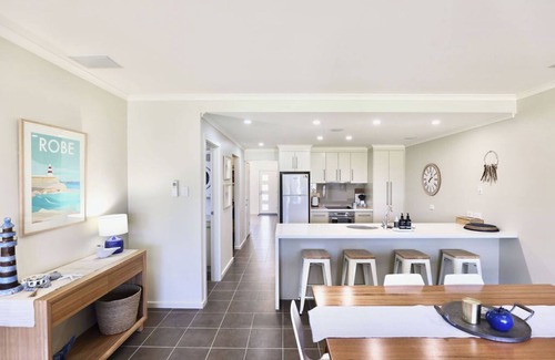 Waterhouse House | Iona Blue 3 bedroom Townhousen200m to restaurants & shops