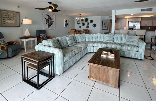 Independence Square Condo | IRB Fan Fav! Luxurious Indian Rocks Beachfront w/Pool! Walkable to Best!