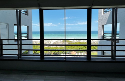 Independence Square Condo | IRB Fan Fav! Luxurious Indian Rocks Beachfront w/Pool! Walkable to Best!