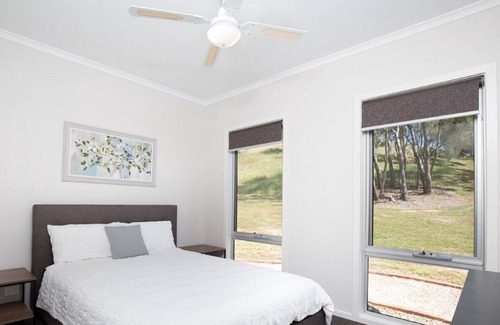 Homewood House | "Ironbark" @ Yea Springs - affordable luxury right on the Railtrail