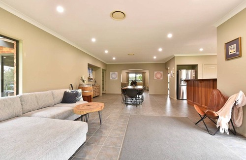 Lovedale House | Ironstone Residence relaxing retreat 6 bed 2 bth private pool and hot spa pool table