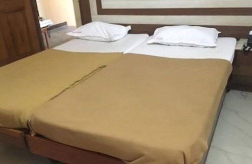 Kamalapur Hotel | Iroomz Amrutha Residency