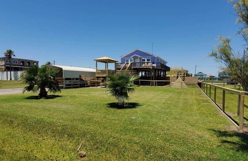 Crystal Beach House | Irresistible local! Fenced yard, pet/kid friendly!