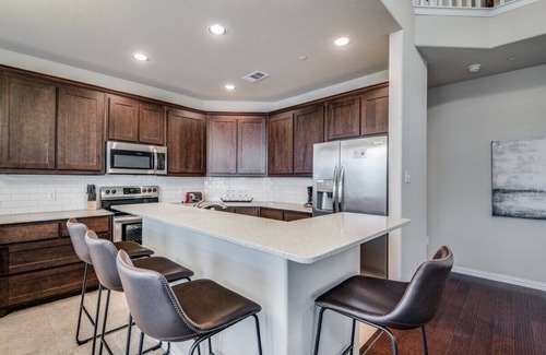 Irving House | Irving Bliss- 3 bedroom Charm In Heart of Irving