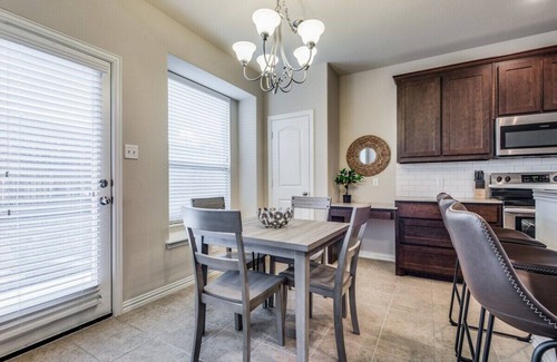 Irving House | Irving Bliss- 3 bedroom Charm In Heart of Irving