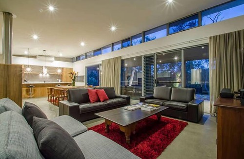 Yallingup House | Isabella, Injidup beach, Caves Road, Yallingup
