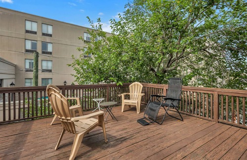 Historic District - North House | Isaiah Davenport-built Historic Row House, Near River St, Sleeps 14