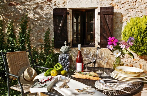 Souillac House | Isis is resting in a child-friendly environment.