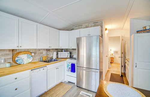 Nettles Island Cottage | Island Cottage in Jensen Beach w/Pool Access!