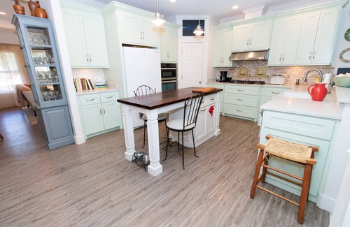 Kings Terrace Cottage | Island Getaway with Hot Tub Short Walking Distance to Village Pier-Dog Friendly