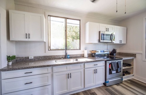 Hilo Cottage | Island Getaway, Walk to Downtown Hilo