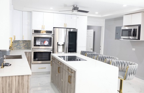 Nassau House | Island Haven Hideaway 5BR Home & Pool Cottage Near Beach
