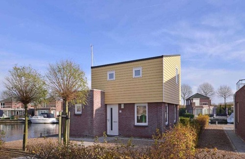 Oude-Tonge House | Island house located at a corner with a dock of 25 metres. The adjacent house Slaak 64 has the same