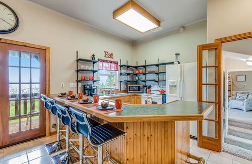 Camano Island House | Island oasis with firepit, port & mountain views, & washer/dryer