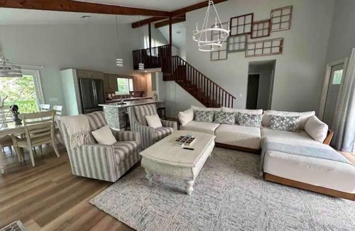 Sanibel House | Island Paradise-The Sandy Banana-across from beach-only a 2 minute walk