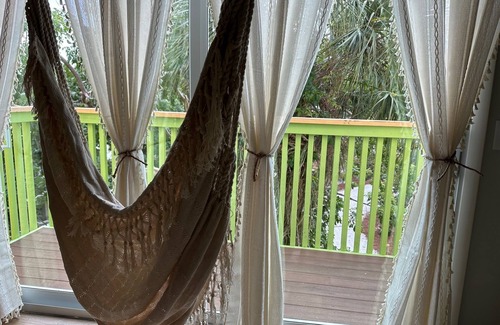 Sanibel House | Island Paradise-The Sandy Banana-across from beach-only a 2 minute walk