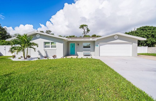 Villa De Palmas House | Island Paradise~ Heated Pool~ Family Fun~ Near Beach