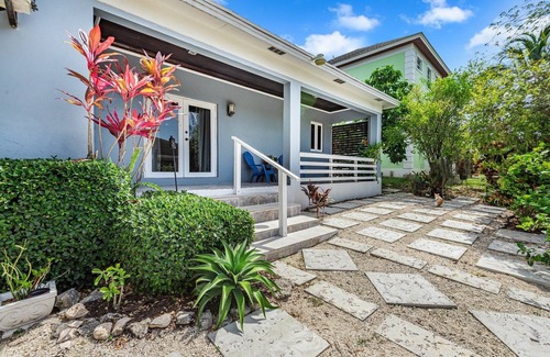 Nassau House | Island Retreat in gated community- 5 mins from the beach