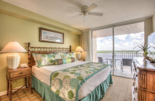 Fort Myers Beach Hotel | Island Retreat: 4 Modern Units w/Waterfront Views, Pool & Kitchen