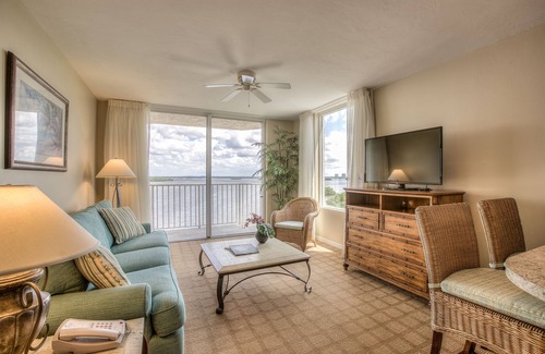 Fort Myers Beach Hotel | Island Retreat: 4 Modern Units w/Waterfront Views, Pool & Kitchen