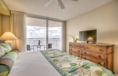 Fort Myers Beach Hotel | Island Retreat: 4 Modern Units w/Waterfront Views, Pool & Kitchen