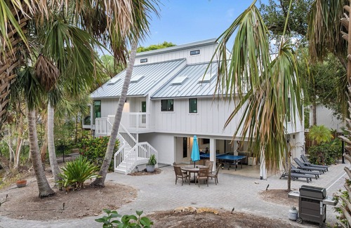 Siesta Key House | Island Sol: Secluded 4 BR Paradise with Salt Water Pool, Walk to the Village
