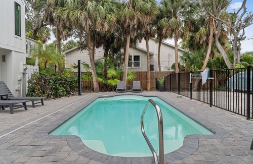 Siesta Key House | Island Sol: Secluded 4 BR Paradise with Salt Water Pool, Walk to the Village
