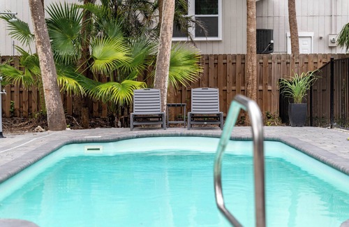 Siesta Key House | Island Sol: Secluded 4 BR Paradise with Salt Water Pool, Walk to the Village