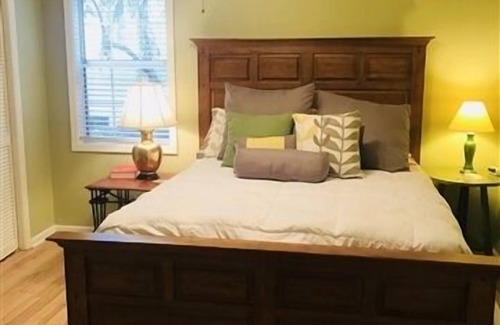 Saint Simons Heights Condo | ISLAND SQUARE CONDO - CONVENIENTLY LOCATED TO SHOPPING AND DINING