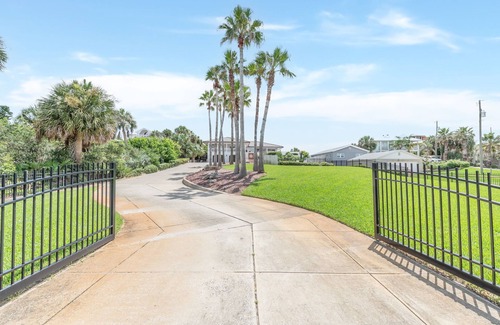 Crescent Beach Apartment | Island Time - Oceanfront Bliss