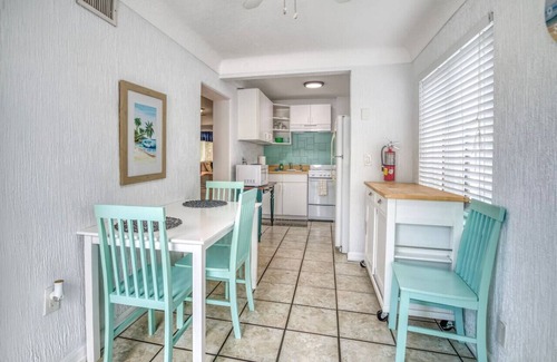 Ilexhurst Apartment | Island Vacay -1 Block Walk/quiet street to beach