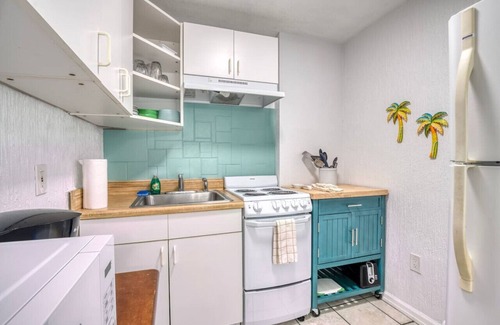 Ilexhurst Apartment | Island Vacay -1 Block Walk/quiet street to beach
