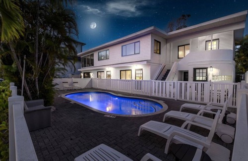Ilexhurst Apartment | Island Vacay -1 Block Walk/quiet street to beach