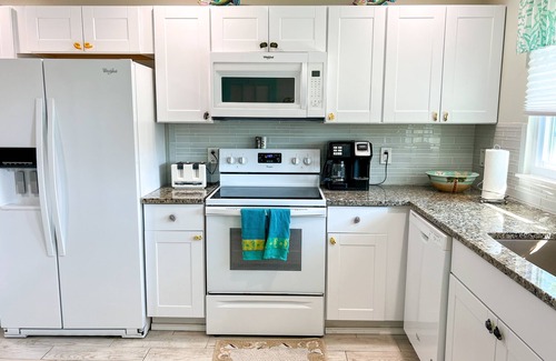 Holmes Beach House | Island Vibe 2: Close to Beach with Private Heated Pool